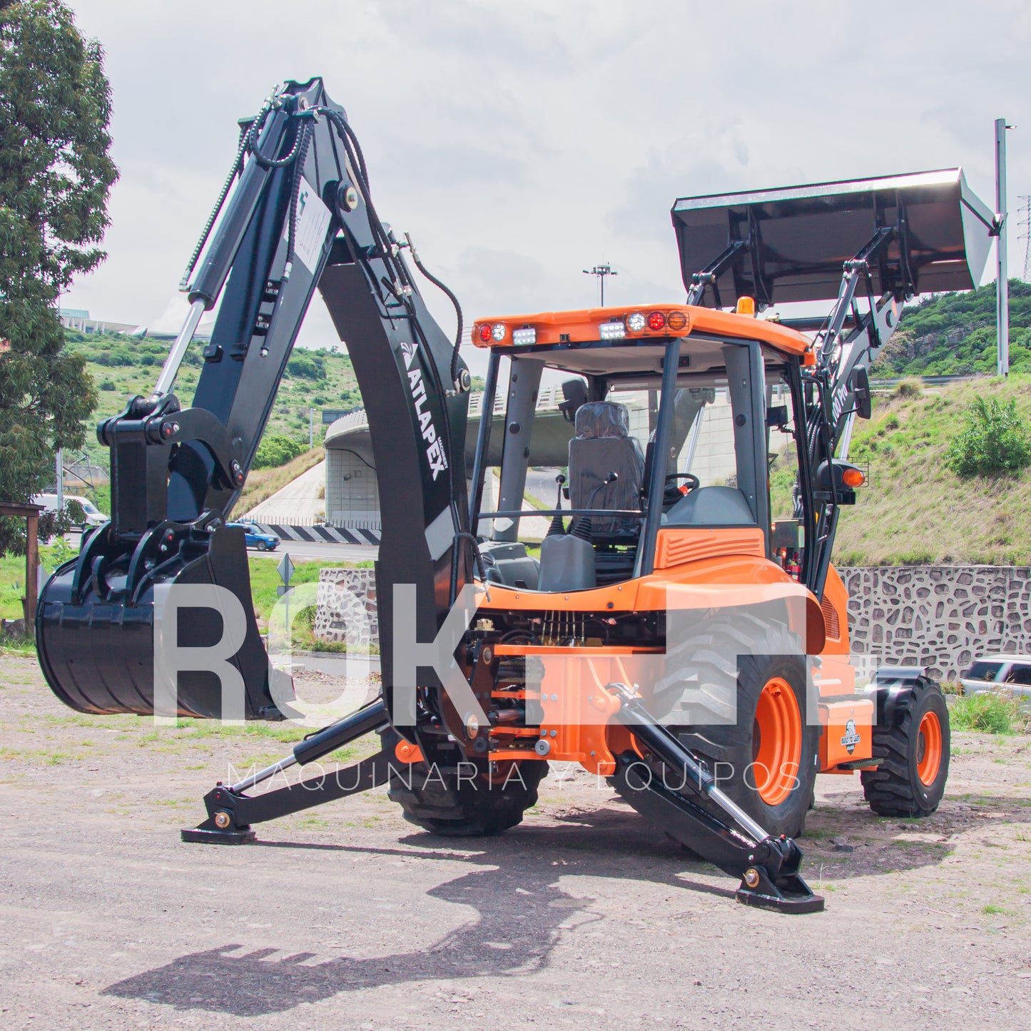 Retroexcavadora BK100R de 94 HP.