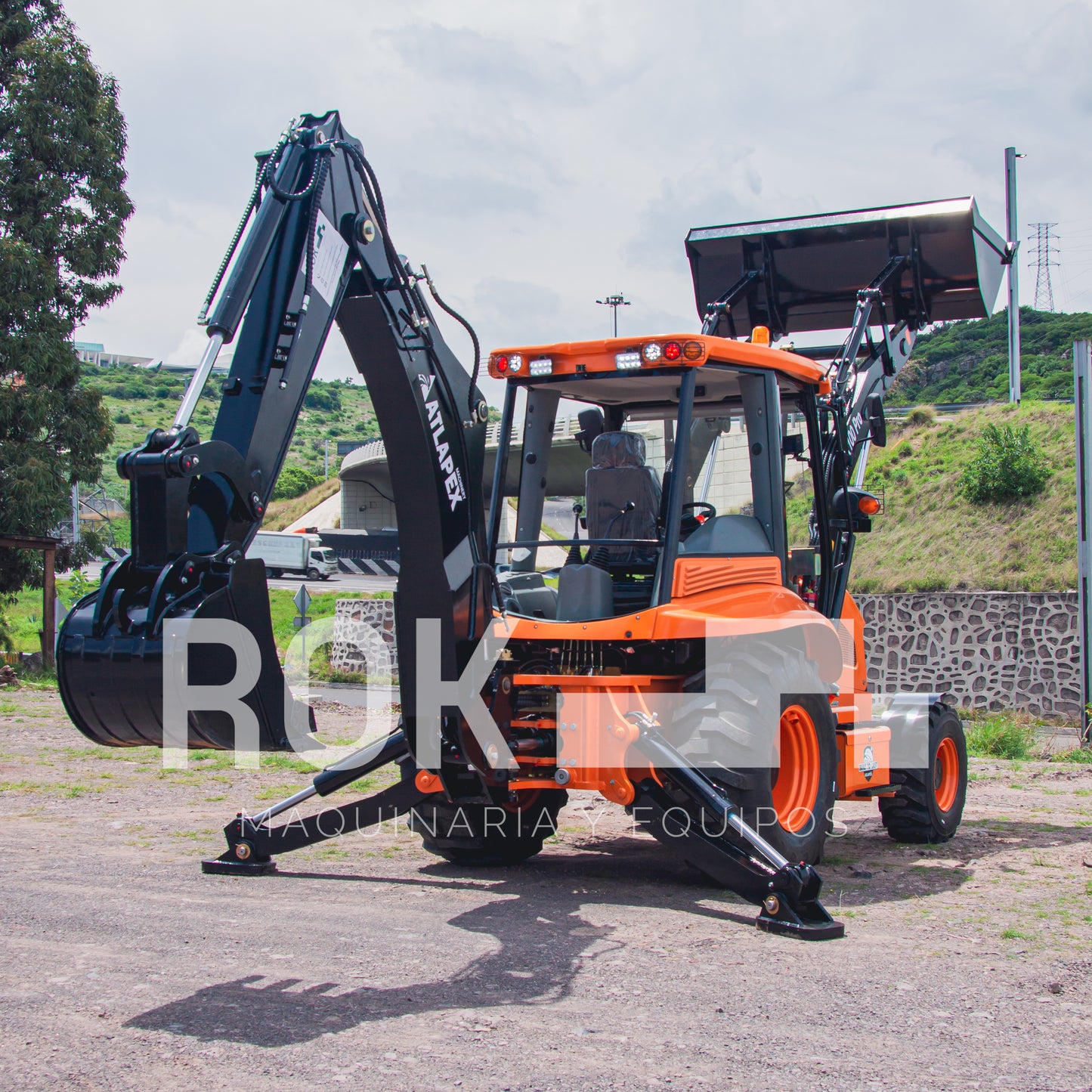 Retroexcavadora BK100R de 94 HP.