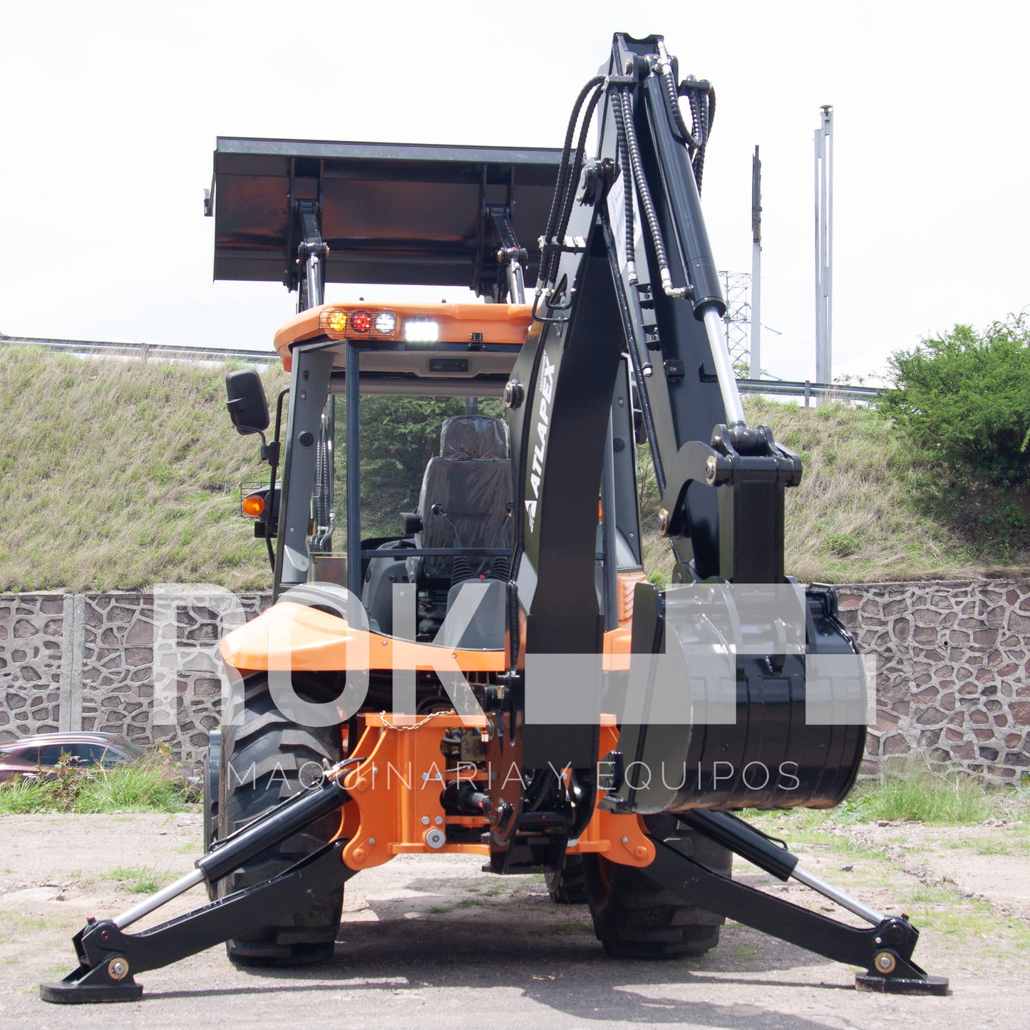 Retroexcavadora BK100R de 94 HP.