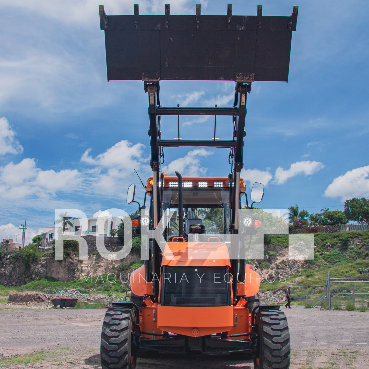 Retroexcavadora BK100R de 94 HP.