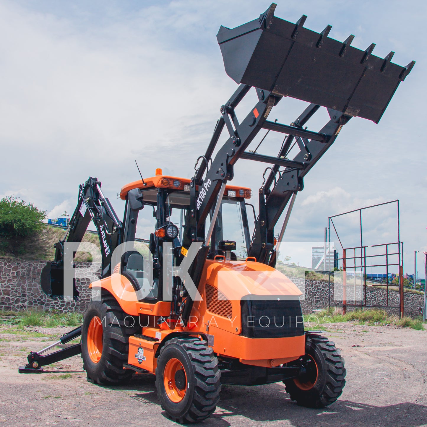 Retroexcavadora BK100R de 94 HP.