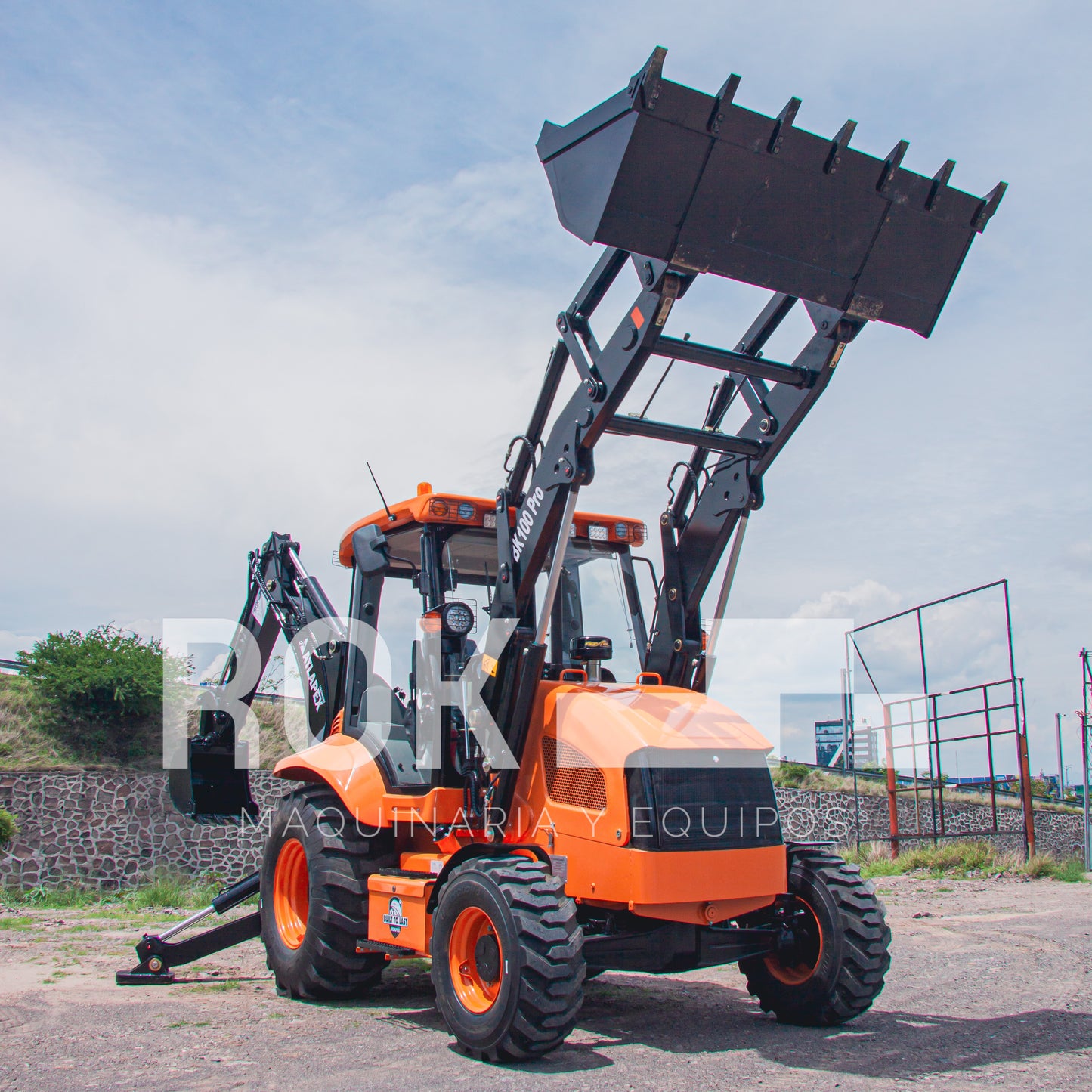 Retroexcavadora BK100R de 94 HP.