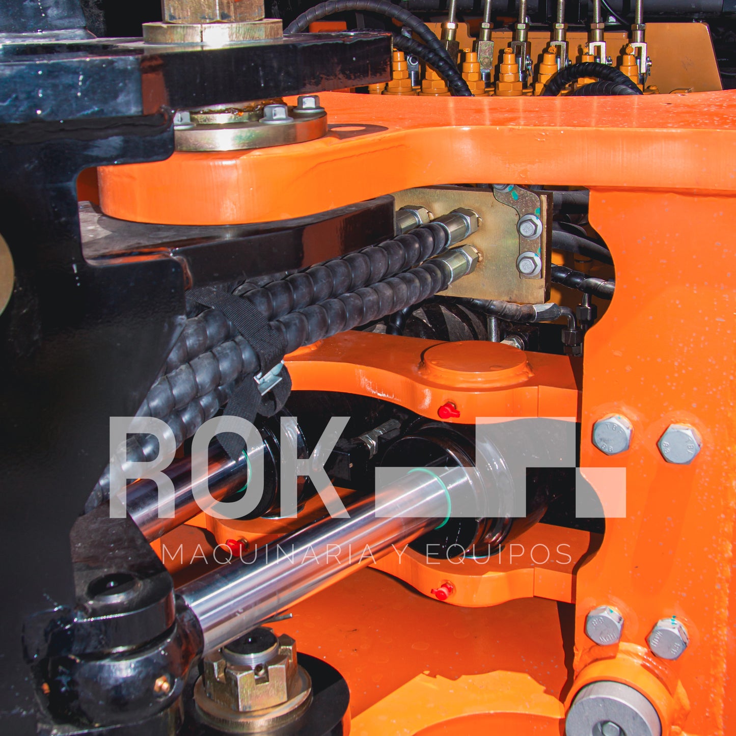 Retroexcavadora BK100R de 94 HP.