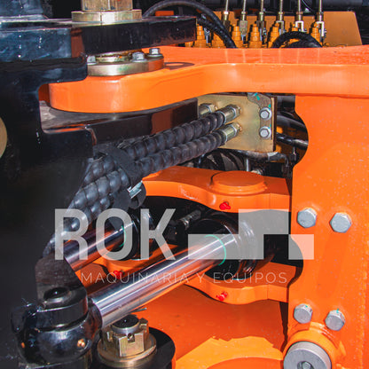 Retroexcavadora BK100R de 94 HP.