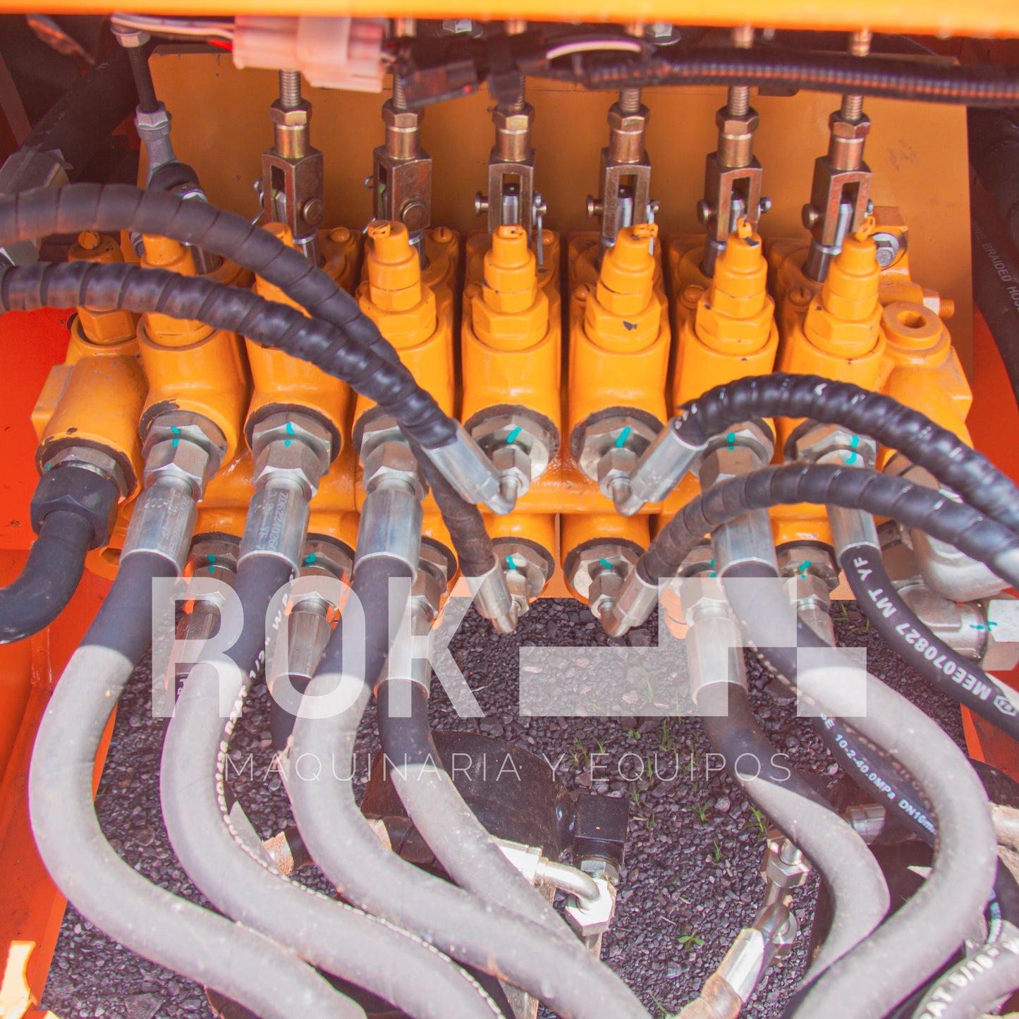 Retroexcavadora BK100R de 94 HP.
