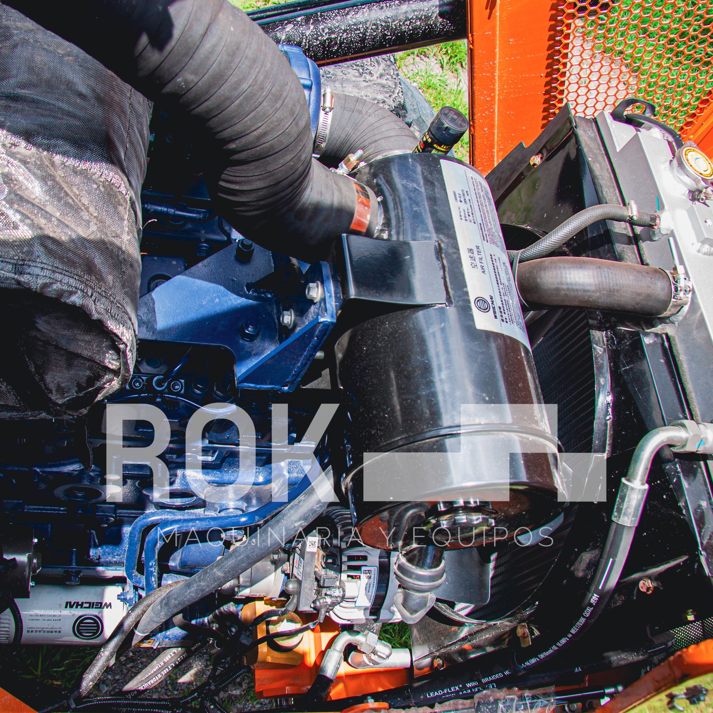 Retroexcavadora BK100R de 94 HP.
