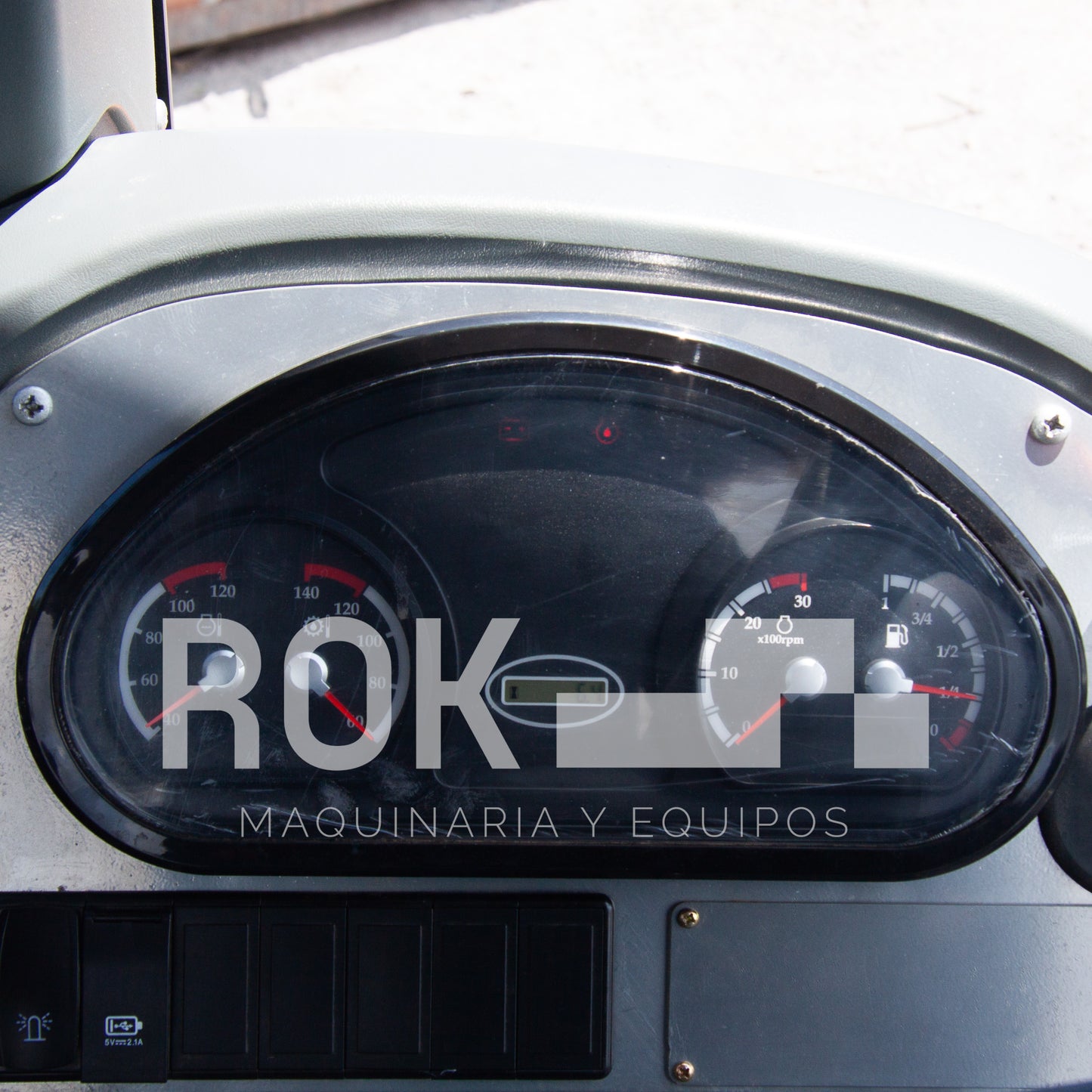 Retroexcavadora BK100R de 94 HP.
