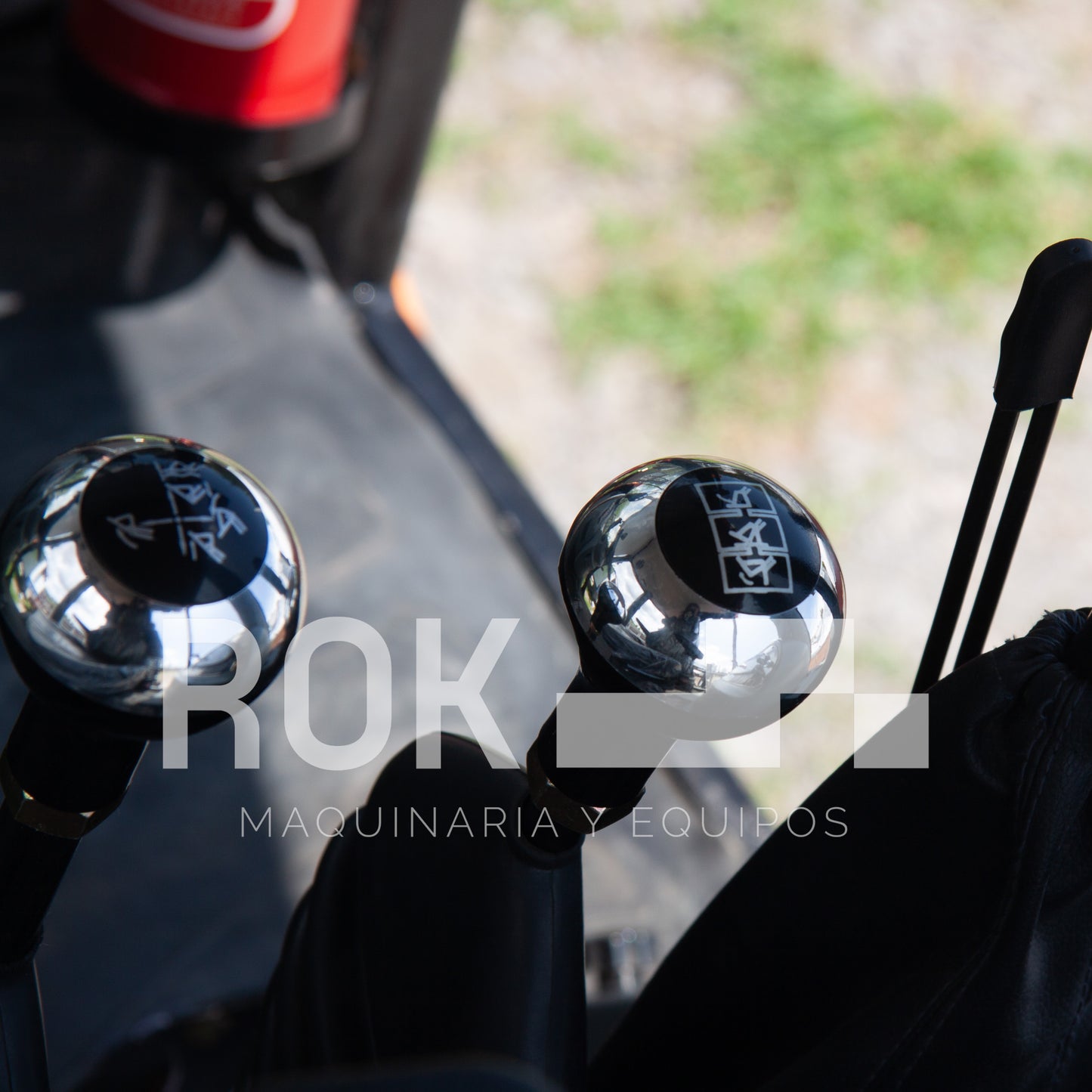Retroexcavadora BK100R de 94 HP.