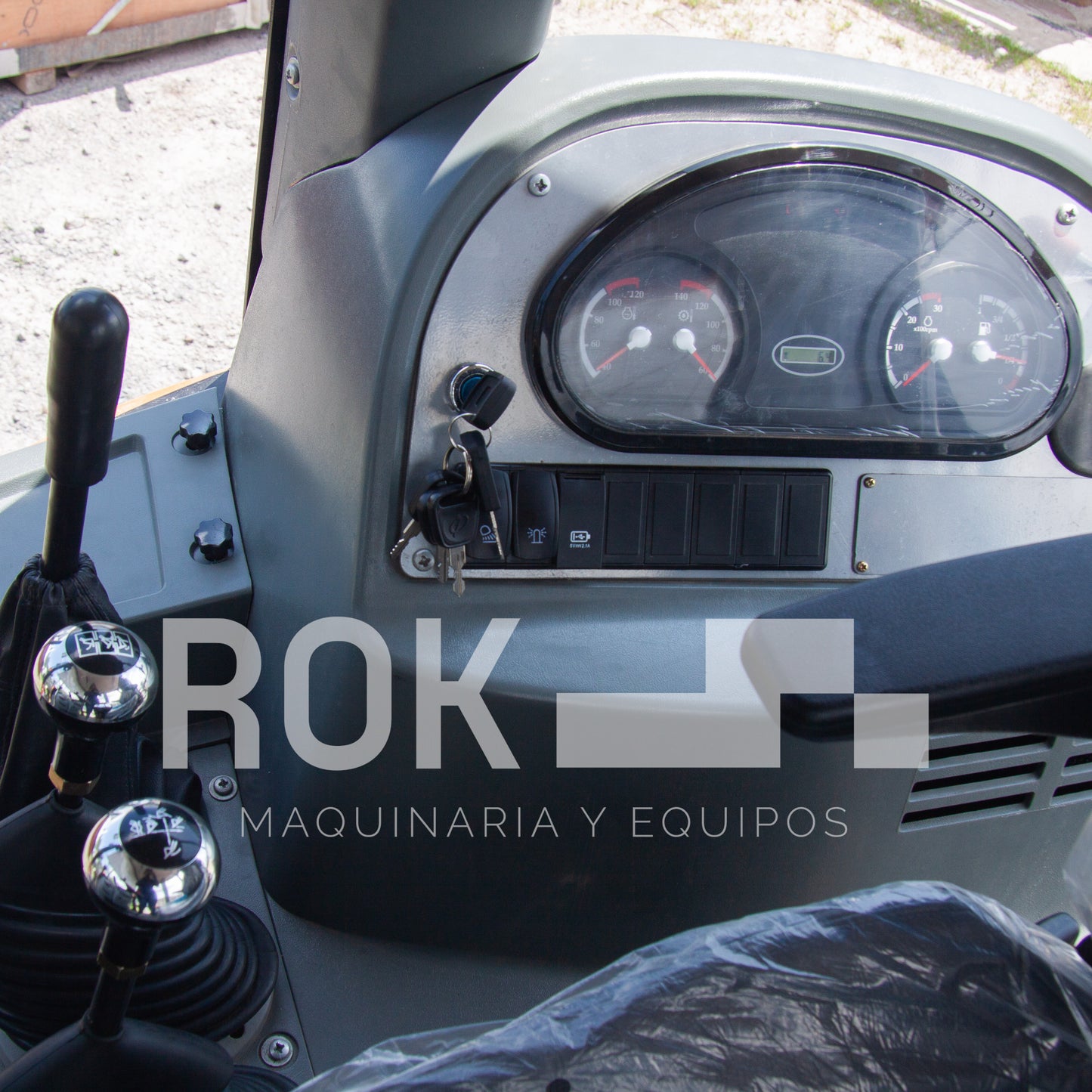 Retroexcavadora BK100R de 94 HP.