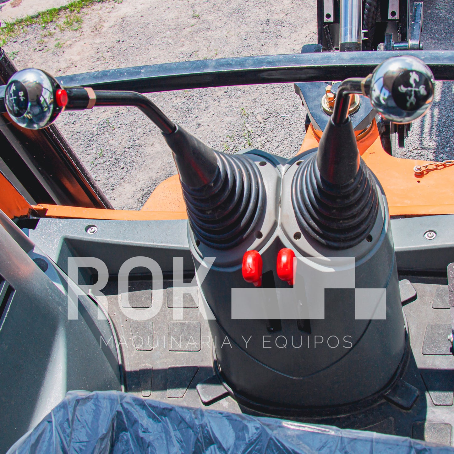 Retroexcavadora BK100R de 94 HP.