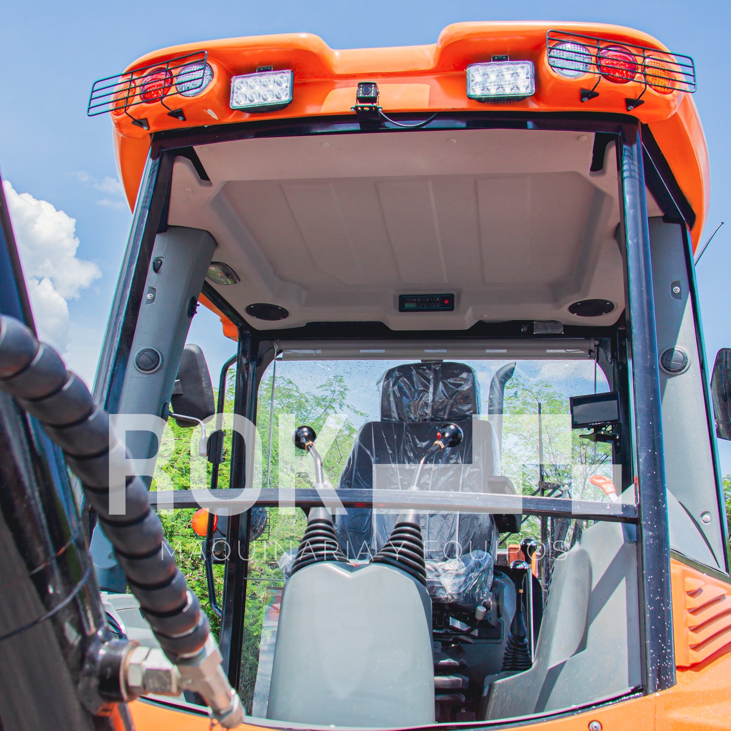 Retroexcavadora BK100R de 94 HP.