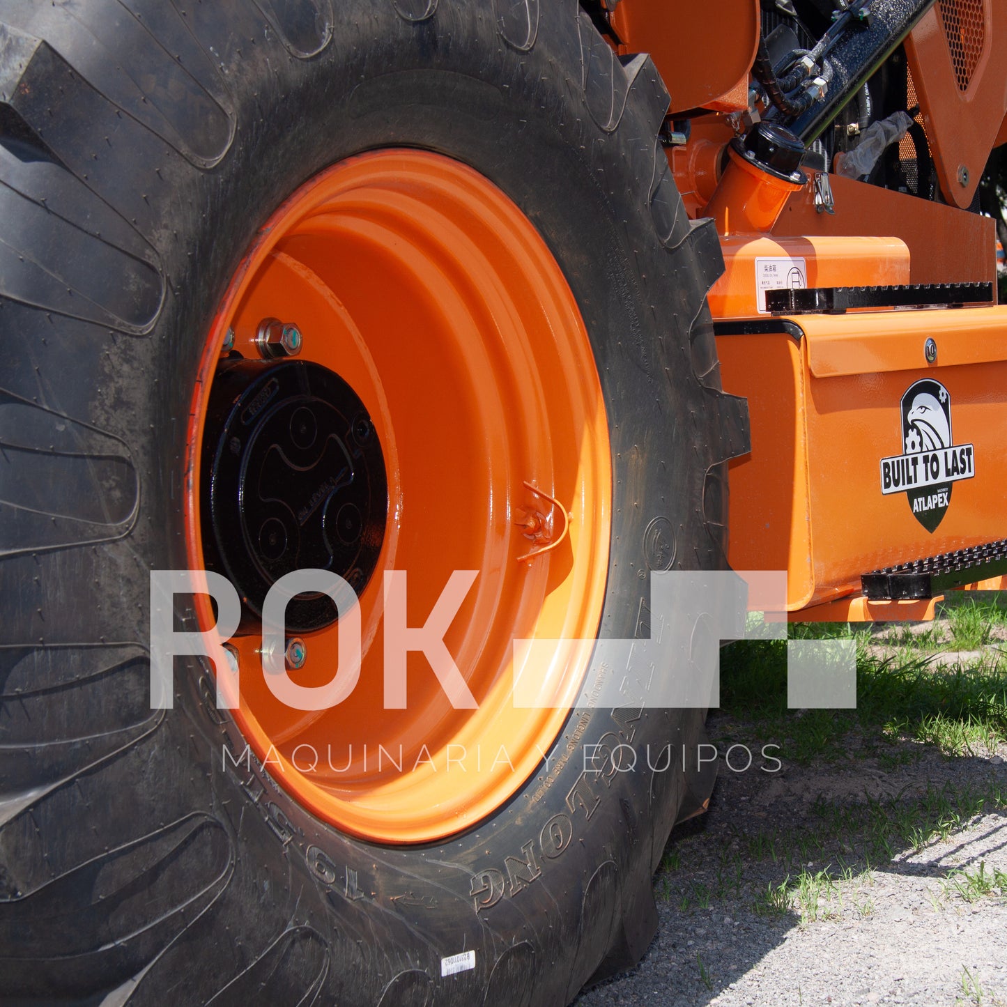 Retroexcavadora BK100R de 94 HP.