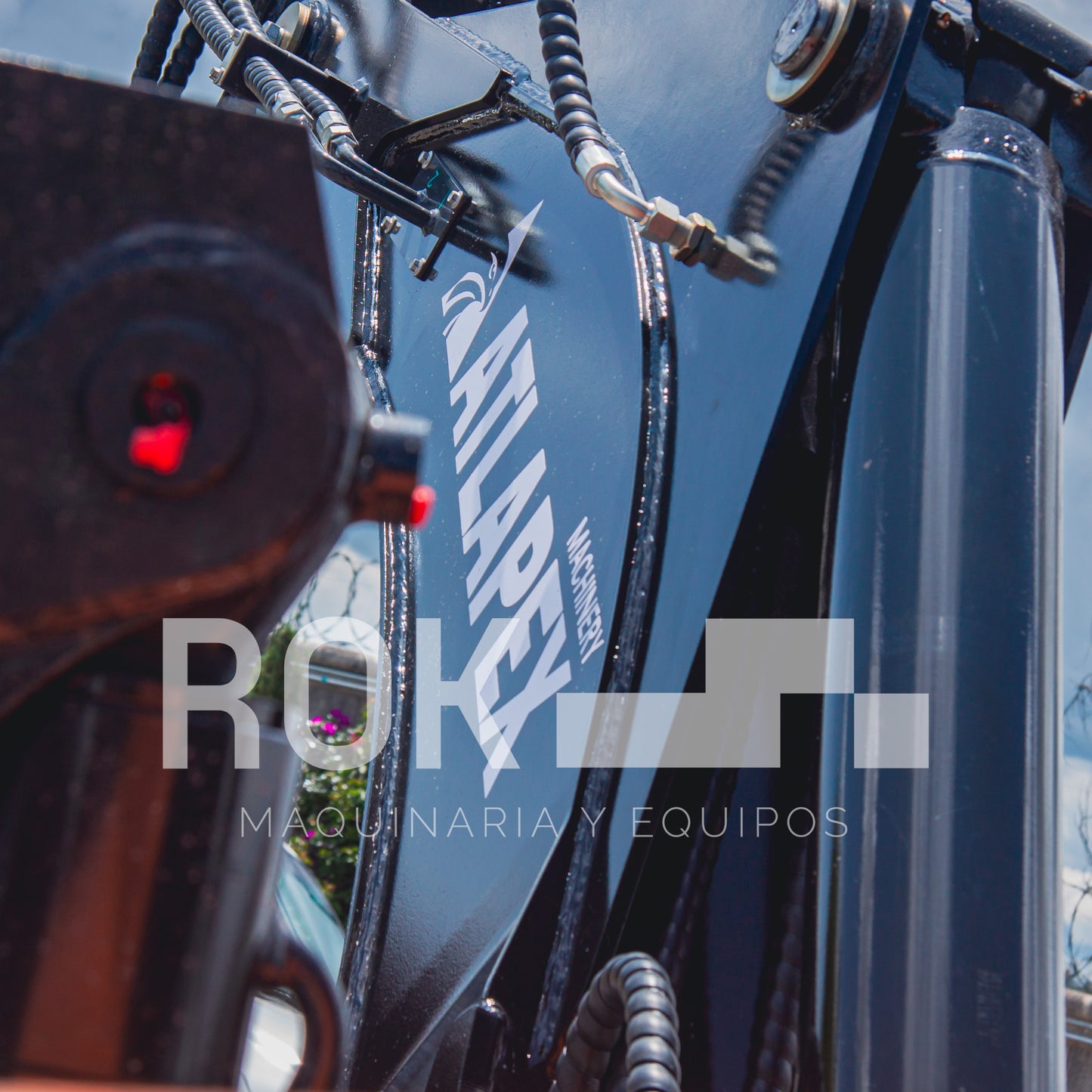 Retroexcavadora BK100R de 94 HP.